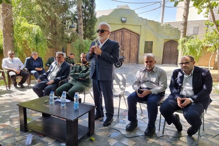 نشست شهردار شیراز در باغ خانواده شیراز