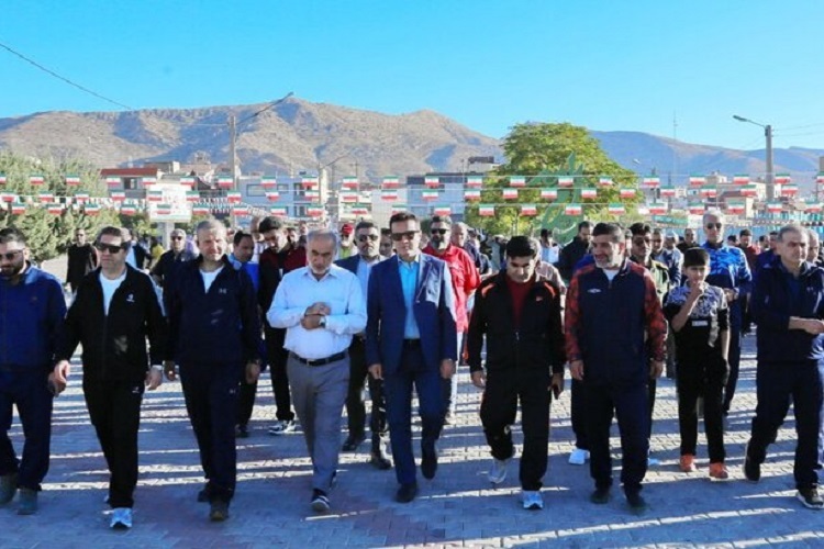 پیاده روی خانوادگی در شهر صدرا