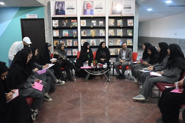 نشست مشاور معاون رئیس جمهور در امور زنان با جمعی از نوجوانان، شیراز