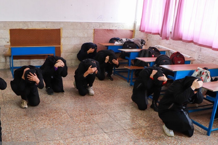 مانور زلزله در مدرسه