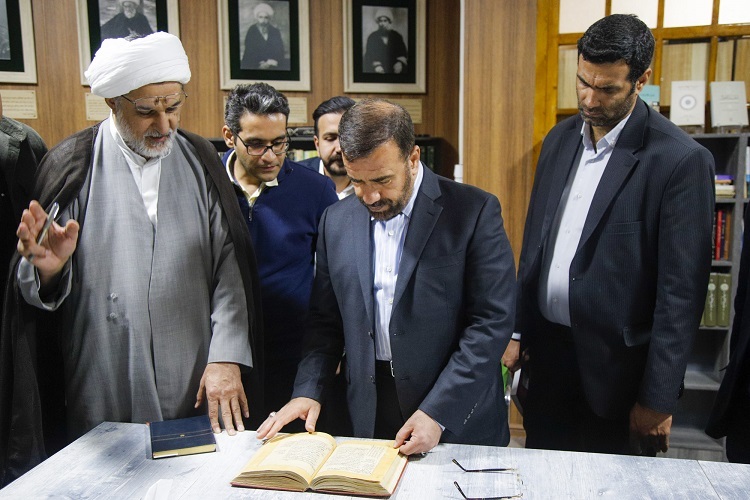 بازدید استاندار فارس از مدرسه علمیه ولی‌عصر(عج)، شیراز