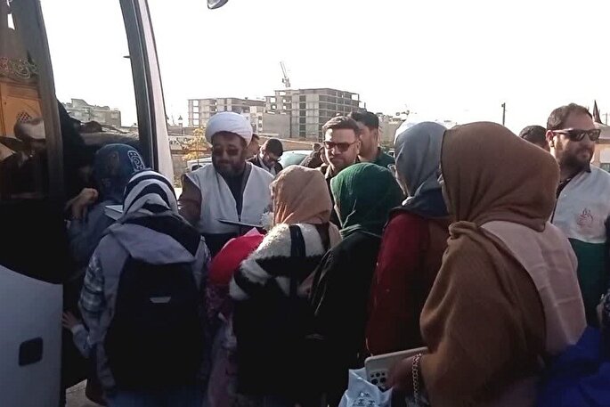 اعزام نخستین گروه زائران اولی طرح «مهر درخشان رضوی» فارس به حرم شمس‌الشموس