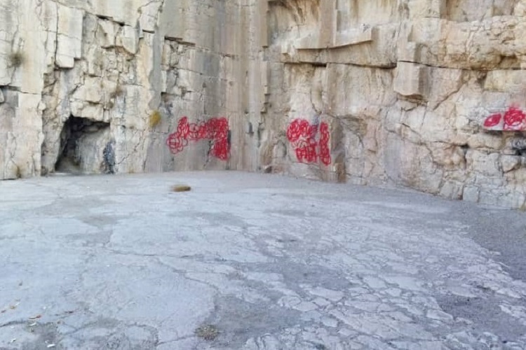 بازگشت موج تازه وندالیسم در «ایوان قدمگاه»، ارسنجان