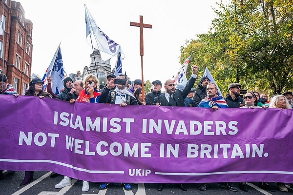 اخراج معلم انگلیسی به خاطر بی‌احترامی به دانش‌آموز مسلمان