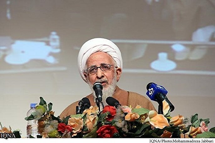 کوثر کثرتی هدایت‌شده در سایه وحدت است