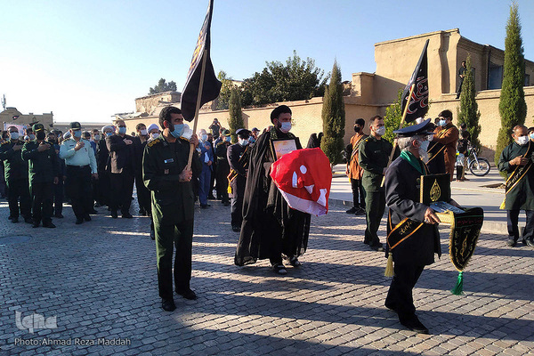 اهتزاز پرچم متبرک به نام امام حسین (ع) در بین الحرمین شیراز‎‎‎‎