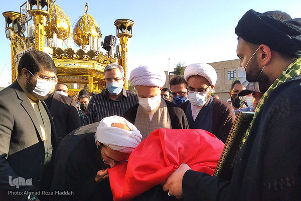اهتزاز پرچم متبرک به نام امام حسین (ع) در بین الحرمین شیراز‎‎‎‎