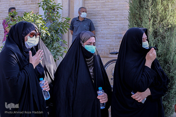 اهتزاز پرچم متبرک به نام امام حسین (ع) در بین الحرمین شیراز‎‎‎‎