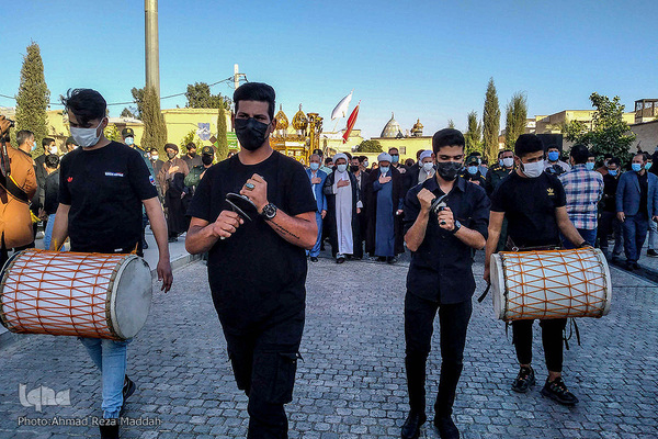 اهتزاز پرچم متبرک به نام امام حسین (ع) در بین الحرمین شیراز‎‎‎‎