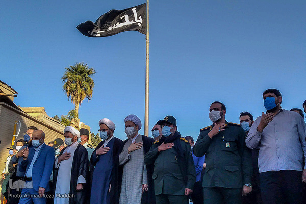 اهتزاز پرچم متبرک به نام امام حسین (ع) در بین الحرمین شیراز‎‎‎‎