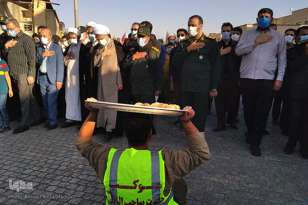 اهتزاز پرچم متبرک به نام امام حسین (ع) در بین الحرمین شیراز‎‎‎‎