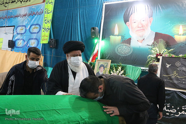 وداع مردم نی ریز با پیکر آیت الله «سیدمحمد فقیه»