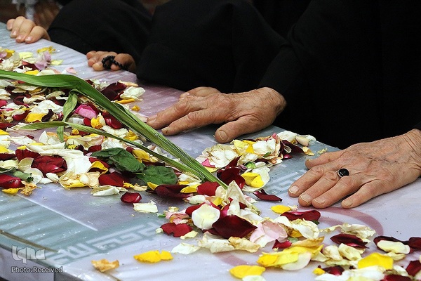 آخرین وداع خانواده شهید اسکندری با پیکر مطهر سیدالشهداء مدافعین حرم فارس