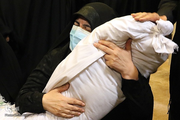 آخرین وداع خانواده شهید اسکندری با پیکر مطهر سیدالشهداء مدافعین حرم فارس