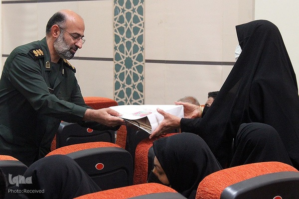 آیین تجلیل از خانواده‌های شهدای مدافع حرم فارس