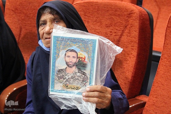 آیین تجلیل از خانواده‌های شهدای مدافع حرم فارس