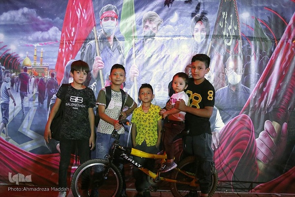 جاماندگان اربعین حسینی در حرم حضرت شاهچراغ‌(ع)