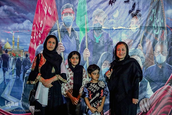 جاماندگان اربعین حسینی در حرم حضرت شاهچراغ‌(ع)