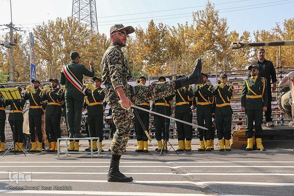 رژه نیروهای مسلح در شیراز