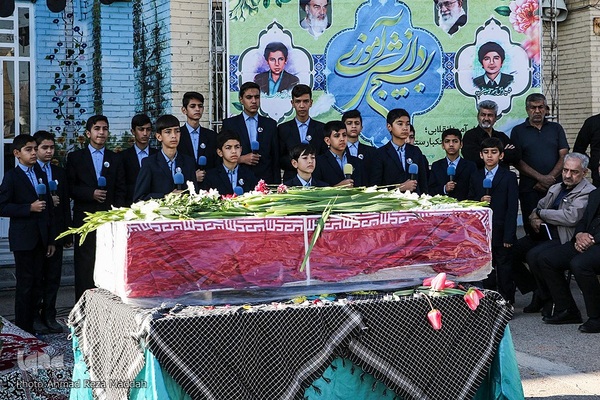 مراسم گلباران کلاس درس دانش‌آموز شهید محمدرضا کشاورز با حضور وزیر آموزش پرورش