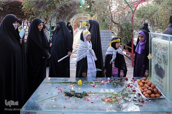 مراسم عطرافشانی وغبارروبی قبورمطهرگلزار شهدا