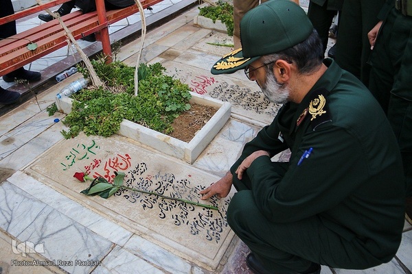 مراسم عطرافشانی وغبارروبی قبورمطهرگلزار شهدا