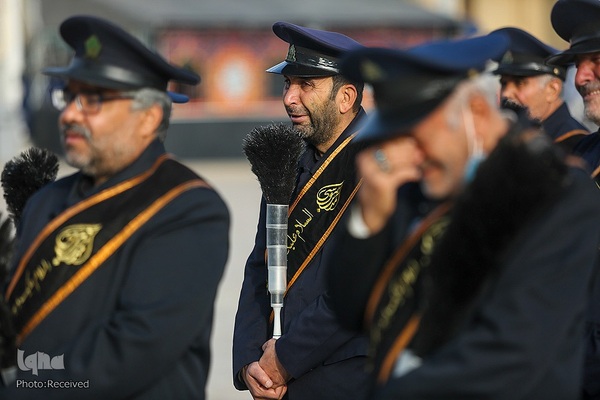 برافراشتن پرچم عزای فاطمی برفراز گنبد شاهچراغ(ع)