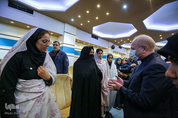 دیدار رئیس مجلس شورای اسلامی با خانواده شهدای حرم شاهچراغ(ع)