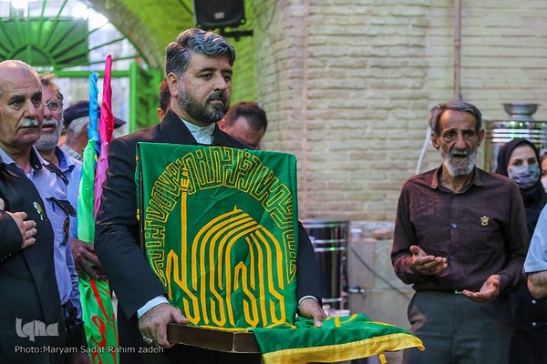 کاروان زیر سایه خورشید در بازار وکیل شیراز