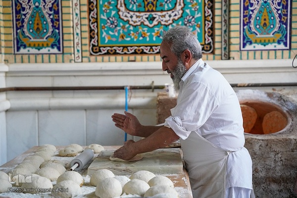 پخت نان صلواتی در صحن حرم مطهر شاهچراغ (ع)