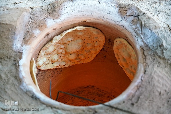 پخت نان صلواتی در صحن حرم مطهر شاهچراغ (ع)