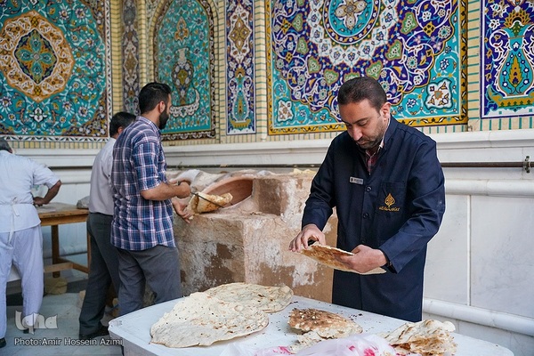 پخت نان صلواتی در صحن حرم مطهر شاهچراغ (ع)
