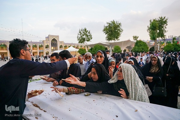 پخت نان صلواتی در صحن حرم مطهر شاهچراغ (ع)