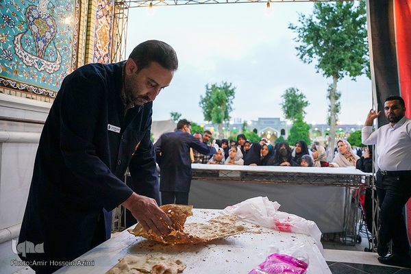 پخت نان صلواتی در صحن حرم مطهر شاهچراغ (ع)