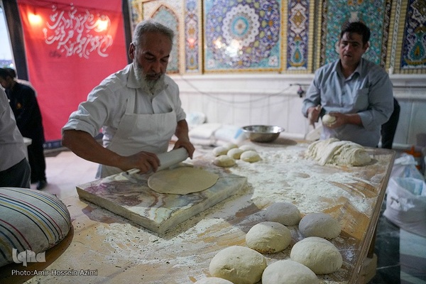 پخت نان صلواتی در صحن حرم مطهر شاهچراغ (ع)