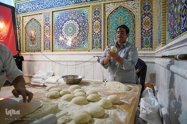 پخت نان صلواتی در صحن حرم مطهر شاهچراغ (ع)