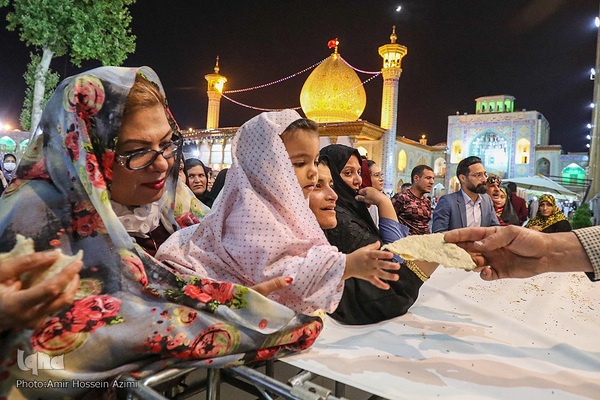 پخت نان صلواتی در صحن حرم مطهر شاهچراغ (ع)