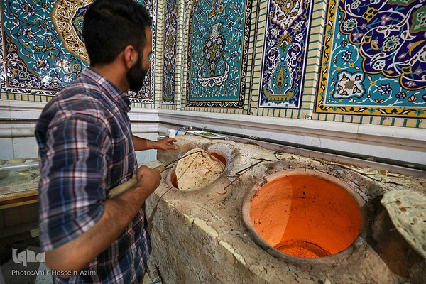پخت نان صلواتی در صحن حرم مطهر شاهچراغ (ع)