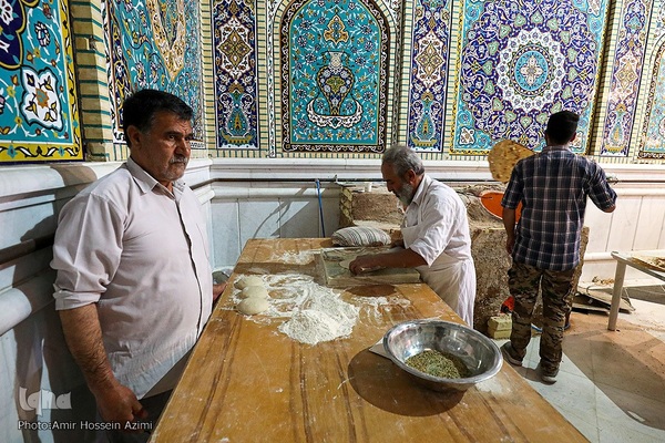 پخت نان صلواتی در صحن حرم مطهر شاهچراغ (ع)