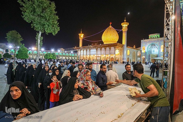 پخت نان صلواتی در صحن حرم مطهر شاهچراغ (ع)