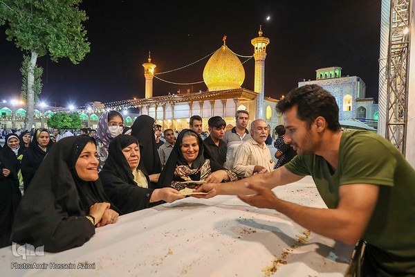 پخت نان صلواتی در صحن حرم مطهر شاهچراغ (ع)