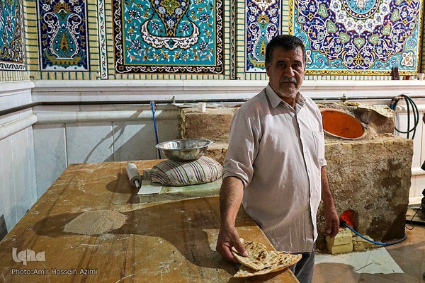 پخت نان صلواتی در صحن حرم مطهر شاهچراغ (ع)