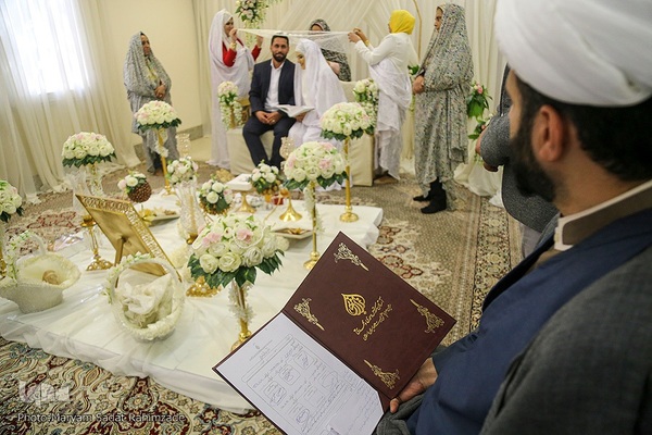 مراسم عقد ازدواج جمعی از جوانان در آستان شاهچراغ به‌ مناسبت عید غدیر