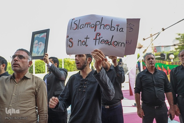 تجمع جوانان و دانشگاهیان در پی هتک حرمت به قرآن کریم