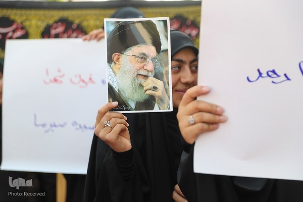 تجمع جوانان و دانشگاهیان در پی هتک حرمت به قرآن کریم