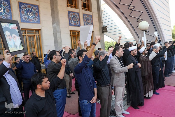 تجمع جوانان و دانشگاهیان در پی هتک حرمت به قرآن کریم