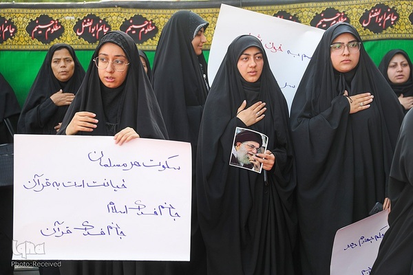 تجمع جوانان و دانشگاهیان در پی هتک حرمت به قرآن کریم