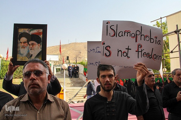 تجمع جوانان و دانشگاهیان در پی هتک حرمت به قرآن کریم