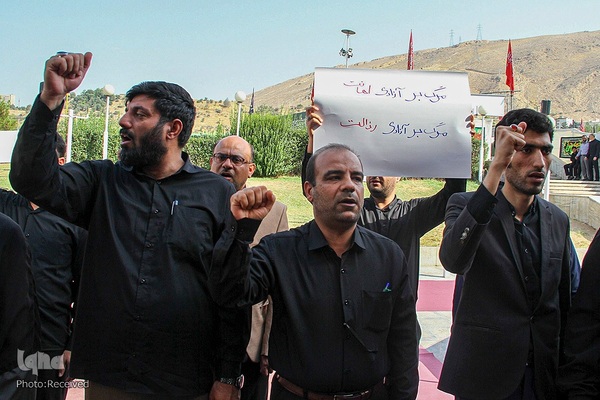 تجمع جوانان و دانشگاهیان در پی هتک حرمت به قرآن کریم