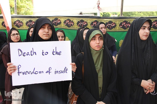 تجمع جوانان و دانشگاهیان در پی هتک حرمت به قرآن کریم